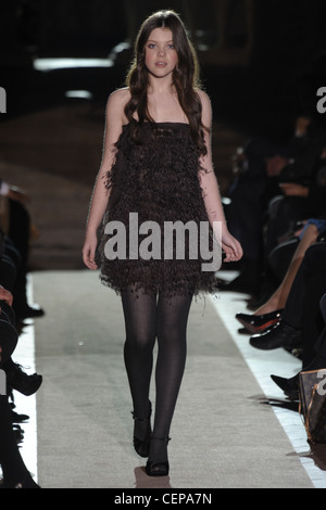 Alberta Ferretti Florenz Pitti vorstellen Uomo Modenschau Herbst Winter 2011 2012 Modell Georgie Henley Stockfoto