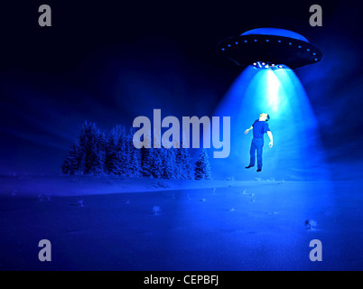 Mann, in einer Winternacht von Aliens entführt. Stockfoto