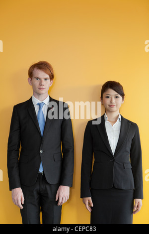 Unternehmer und Unternehmerin, die nebeneinander stehen Stockfoto