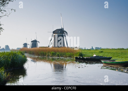Drei niederländische historische Wassermühlen in Folge bauen, Pumpe Wasser aus der polder Stockfoto