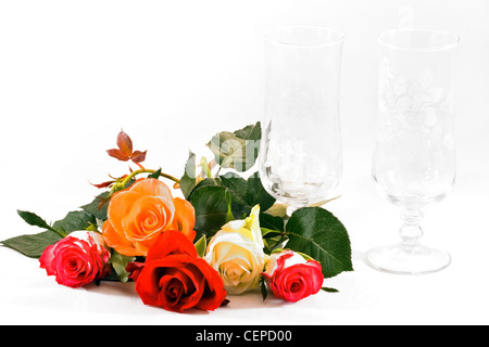 Fünf Rosen und zwei von Hand graviert Gläser auf weißem Hintergrund Stockfoto