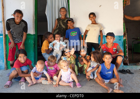 Roma-Zigeuner-Familie posiert in Bulgarien Stockfoto