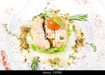 Salat von gebratenen Filet Zander mit Zucchini und Auberginen und Kirschtomaten Stockfoto