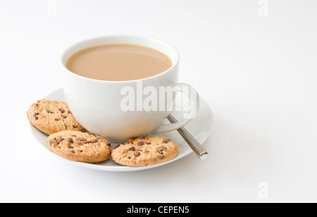 Tasse Tee und Gebäck auf weißem Hintergrund Stockfoto