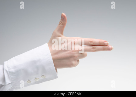 Frau mit Pistole Handsymbol auf hellem Hintergrund Stockfoto