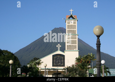 La Fortuna katholische Kirche mit Arenal Vulkan im Hintergrund Stockfoto