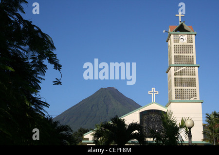 La Fortuna katholische Kirche mit Arenal Vulkan im Hintergrund Stockfoto
