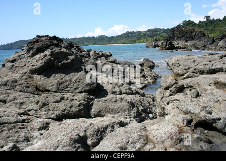 Felsenküste im Manuel Antonio Nationalpark, Costa Rica Stockfoto
