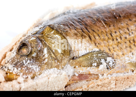 Fisch, Karpfen gebacken mit Bucht Salz closeup Stockfoto