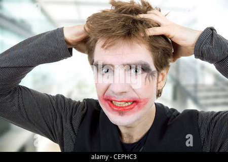 verrückter junge Mann verkleidet als joker Stockfoto