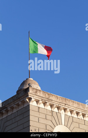 Italienische Fahne flattert auf ein Gebäude in Rom, Italien Stockfoto