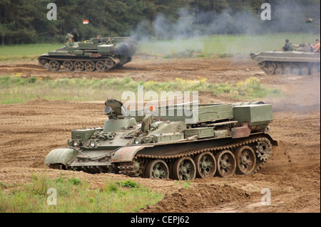 alten Tank "Nationale Volksarmee" in Deutschland, jetzt benutzt für einen privaten Panzer Fahrschule, während der Fahrt auf erdigen Boden Stockfoto