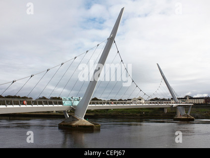 Die "Peace Bridge" über den Fluss Foyle, verbinden die zwei Gemeinschaften in der Stadt Derry, Nordirland. Stockfoto