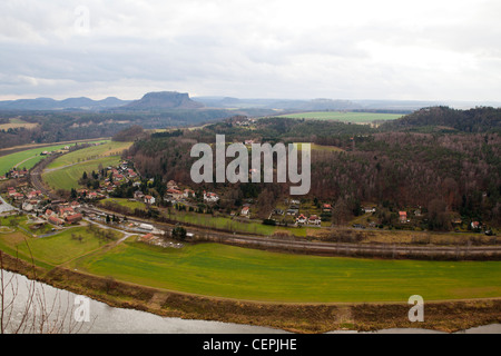 Blick auf die Elbe von der Bastei, Bastei-Brücke, Felsformationen in das Elbsandsteingebirge von Deutschland Stockfoto