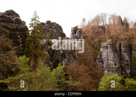 Blick auf die Bastei, Bastei-Brücke, Felsformationen in das Elbsandsteingebirge von Deutschland Stockfoto