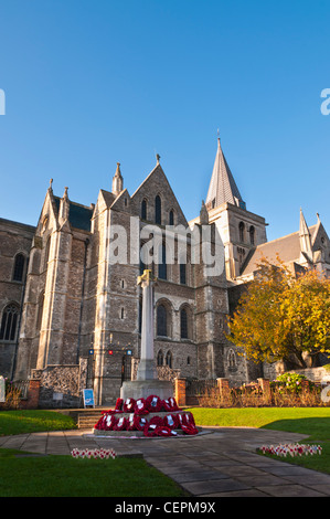 Rochester Kathedrale und roten Mohnblumen für Erinnerung-Tag in Rochester, Kent, UK Stockfoto