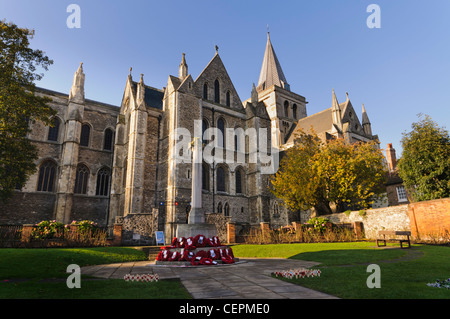 Rochester Kathedrale und roten Mohnblumen für Erinnerung-Tag in Rochester, Kent, UK Stockfoto