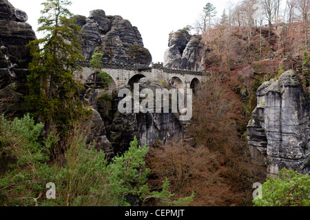 Blick auf die Bastei, Bastei-Brücke, Felsformationen in das Elbsandsteingebirge von Deutschland Stockfoto