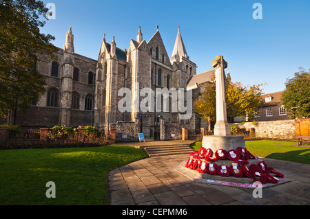 Rochester Kathedrale und roten Mohnblumen für Erinnerung-Tag in Rochester, Kent, UK Stockfoto