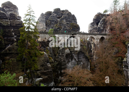 Blick auf die Bastei, Bastei-Brücke, Felsformationen in das Elbsandsteingebirge von Deutschland Stockfoto