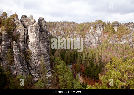 Blick auf die Bastei, Bastei-Brücke, Felsformationen in das Elbsandsteingebirge von Deutschland Stockfoto