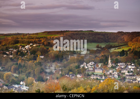 Blick über Nailsworth Tal in Richtung Woodchester St. Mary Church aus Rodborough gemeinsamen, am frühen Morgen im Herbst in der Nähe von Stroud Stockfoto