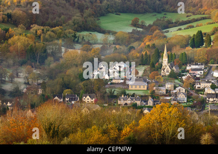 Blick über Nailsworth Tal in Richtung Woodchester St. Mary Church aus Rodborough gemeinsamen, am frühen Morgen im Herbst in der Nähe von Stroud Stockfoto