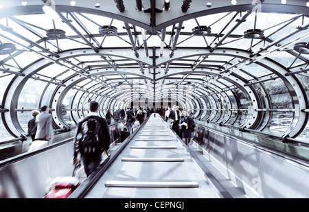 Passagiere betreten / verlassen Flughafen terminal Stockfoto