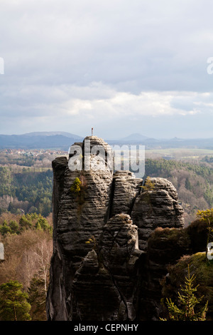 Blick auf die Bastei, Bastei-Brücke, Felsformationen in das Elbsandsteingebirge von Deutschland Stockfoto