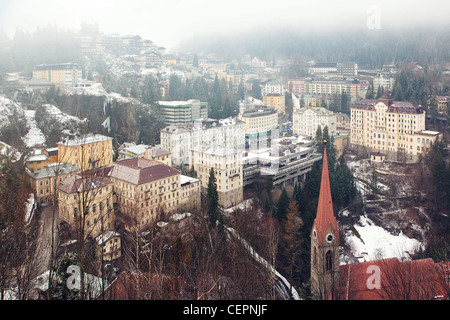 Luftaufnahme unten auf Bad Gastein (Österreich, Alpen) Stadt, Mineralwässer und Skigebiet und Berge im Nebel Stockfoto