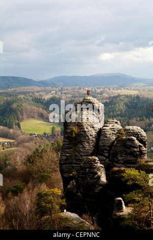 Blick auf die Bastei, Bastei-Brücke, Felsformationen in das Elbsandsteingebirge von Deutschland Stockfoto