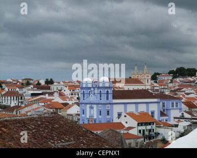 Ein Blick auf eine Kathedrale in der Stadt Angra Heroismo auf Terceira, Azoren-Insel. Stockfoto
