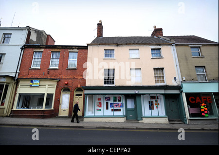 Einen unbesetzten Shop in Zwischennutzung als Kunstgalerie in Dursley, Gloucestershire, UK Stockfoto