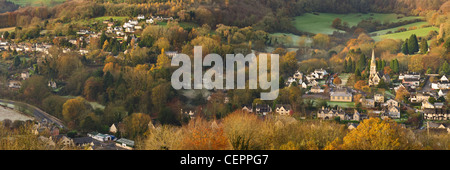 Blick über Nailsworth Tal in Richtung Woodchester St. Mary Church aus Rodborough gemeinsamen, am frühen Morgen im Herbst in der Nähe von Stroud Stockfoto