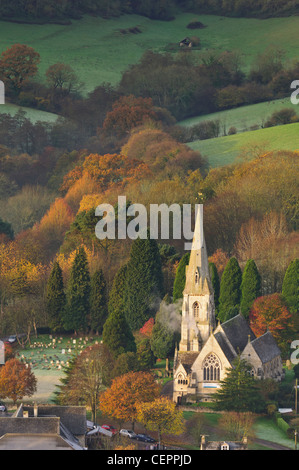 Blick über Nailsworth Tal in Richtung Woodchester St. Mary Church aus Rodborough gemeinsamen, am frühen Morgen im Herbst in der Nähe von Stroud Stockfoto