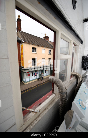 Blick auf ungenutzten Geschäftsräume von einen Waschsalon in Dursley, Gloucestershire, die jetzt im Einsatz als Galerien für lokale arti Stockfoto
