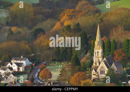 Blick über Nailsworth Tal in Richtung Woodchester St. Mary Church aus Rodborough gemeinsamen, am frühen Morgen im Herbst in der Nähe von Stroud Stockfoto