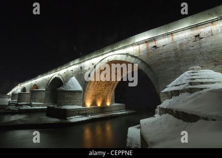 Ein Blick auf eine berühmte steinerne Brücke in Skopje, Mazedonien, in der Nacht Stockfoto