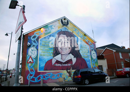 Eine politische Bobby Sands Wandbild an der Seite eines Gebäudes in der Falls Road. Stockfoto