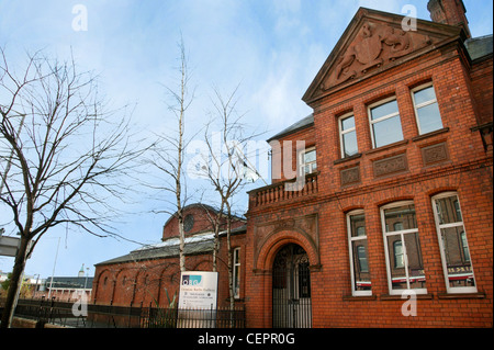 Exterieur der Vorderseite der Ormeau Bäder Gallery in Belfast. Stockfoto