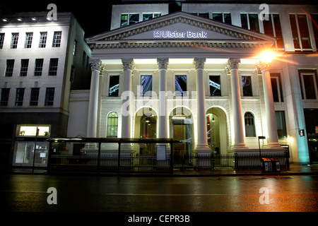 Die beleuchtete Front der Ulster Bank in der Nacht in Belfast. Stockfoto