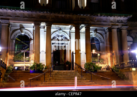 Äußere Nachtansicht des Grades 1 aufgeführten Merchant Hotel in Belfast. Stockfoto