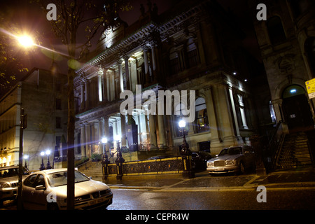 Äußere Nachtansicht des Grades 1 aufgeführten Merchant Hotel in Belfast. Stockfoto