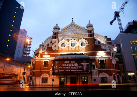 Verschwommene Verkehr in der Abenddämmerung rund um das Grand Opera House in Belfast. Stockfoto