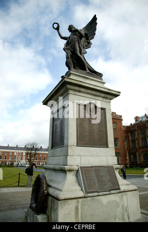 Die Statue des Engels vor der Queens University Belfast. Stockfoto