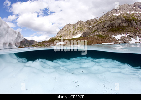 Schwimmendes Eis im Berg See Sassolo, Sambuco Tal, Tessin, Schweiz Stockfoto