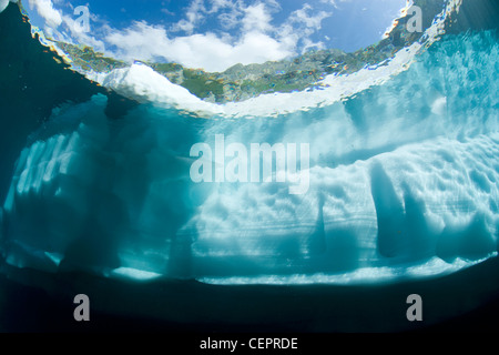 Schwimmendes Eis im Berg See Sassolo, Sambuco Tal, Tessin, Schweiz Stockfoto