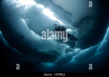 Eistauchen im Mountain Lake Sassolo, Sambuco Tal, Tessin, Schweiz Stockfoto