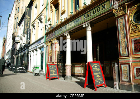 Das Exterieur des Crown Bar Salon in Belfast. Stockfoto