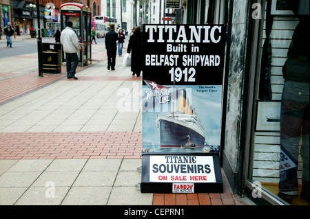 Ein Titanic Souvenirs-Anzeige auf den Einkaufsstraßen von Belfast. Stockfoto